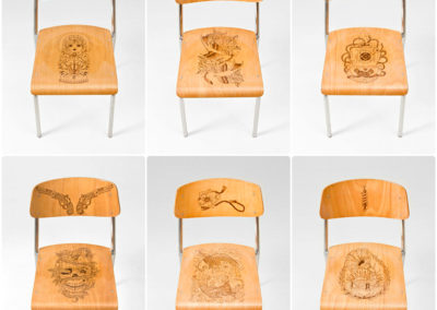 Set de 6 chaises d'écolier en structure tubulaire et bois. Chaque chaise est une pièce unique qui porte un nom et tatouée avec des motifs symbolisant son caractère