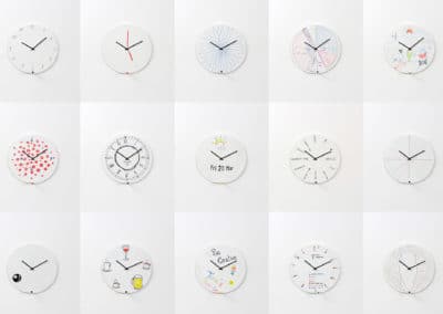 15 vues de la même horloge murale avec des dessins à chaque fois différents pour illustrer les possibilités