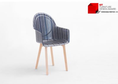 Chaise Alice en fibre de lin et pieds en bois. Le bac en fibre de lin est un bac s’inspirant des chaise design des années 60 et la structure en "X" d'assemblage de menuiserie apparent se fixe en dessous. Prix du SIT Furniture Design Award - Honorable Mention 2020